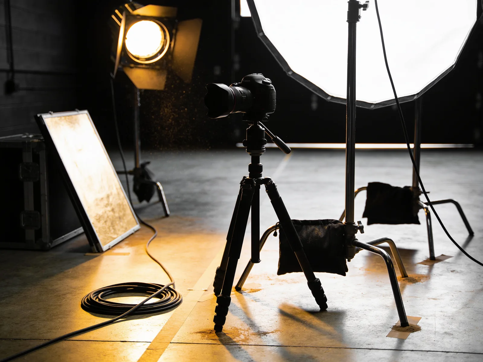 Set di produzione video allestito: camera su treppiede, softbox e luci pronte per le riprese in sede